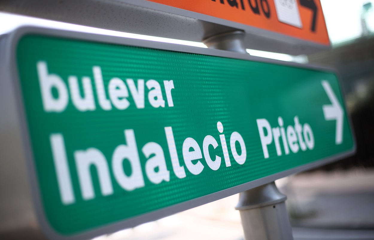 Señal que indica la dirección al Bulevar Indalecio Prieto, en Madrid. E.P./Eduardo Parra
