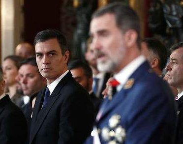 El rey Felipe VI (d) y el presidente Pedro Sánchez. EFE