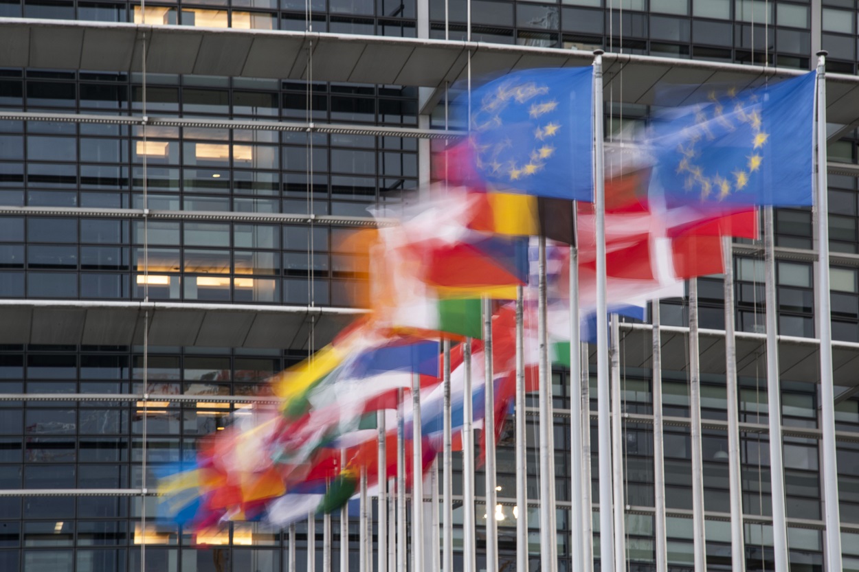 Las banderas de los países miembros de la UE delante de la sede del Parlamento Europeo en Estrasburgo. AFP/SEBASTIEN BOZON