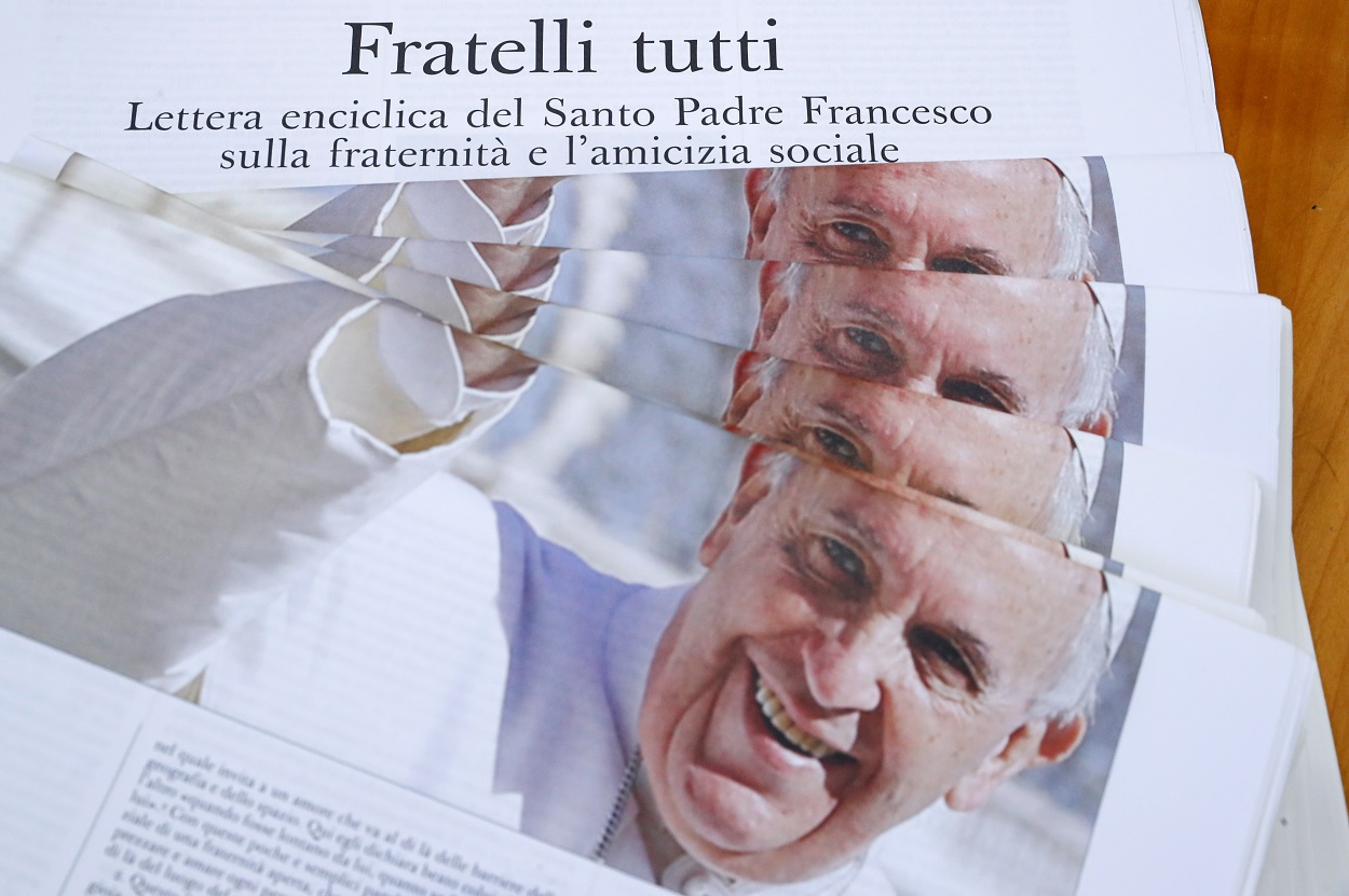 La primera página de 'L'Osservatore Romano', el órgano oficial del Vaticano, informa de la encíclica del Papa Francisco 'Fratelli Tutti'. REUTERS/Remo Casilli