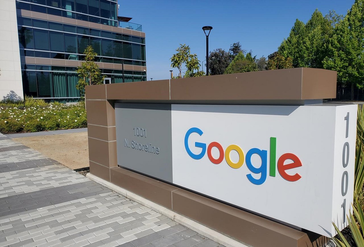 El logo de Google, en el exterior de sus oficinas en Mountain View (California, EEUU). REUTERS/Dave Paresh