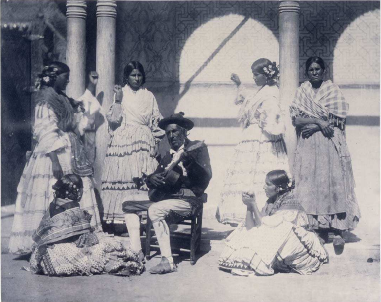 Charles Clifford fotografía a un grupo de gitanos en La Alhambra, Granada, en 1862. Fuente: BNE