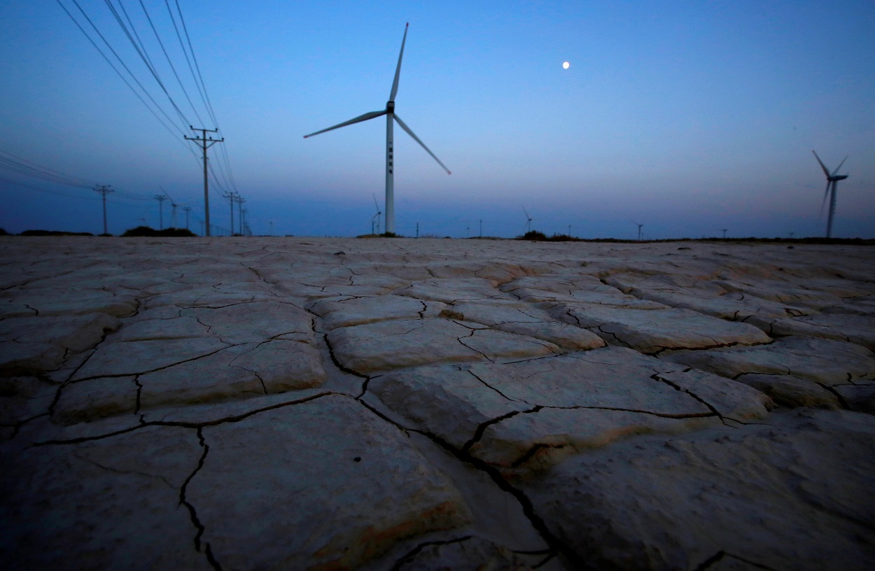 Tierra seca y cuarteada cerca de una parque eólico en la provincia china de Gansu. REUTERS/Carlos Barria