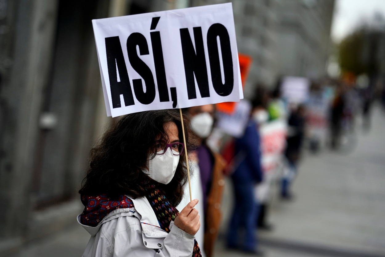 Una mujer con mascarilla en una manifestación en defensa de la sanidad pública. REUTERS/Juan Medina