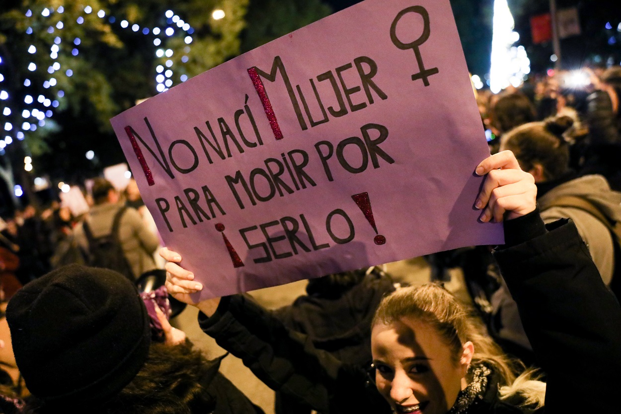 Una mujer sostiene una pancarta en la manifestación en Madrid con motivo del Día Internacional para la Eliminación de la Violencia contra las Mujeres, en Madrid a 25 de noviembre de 2019. E.P./Jesús Hellín