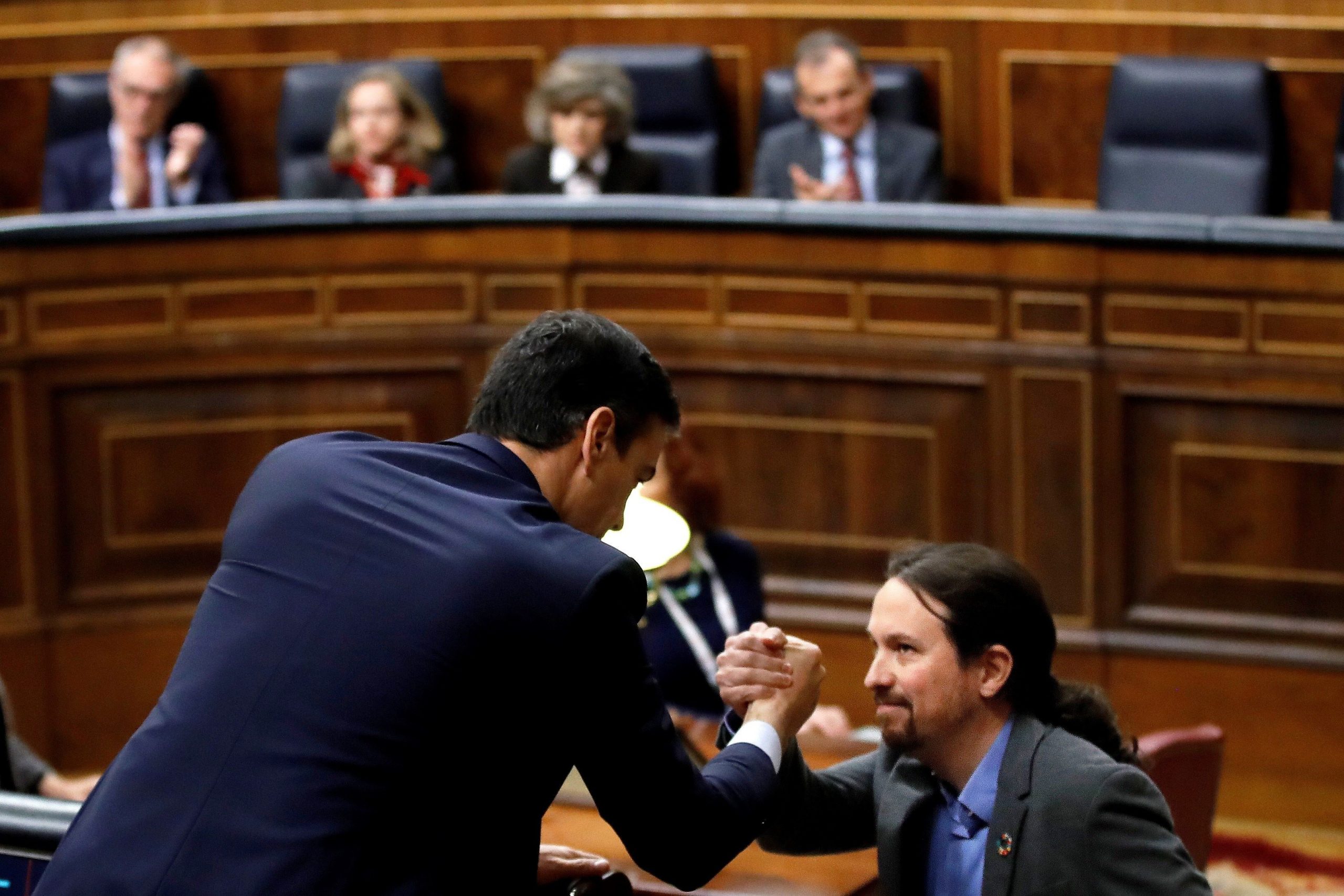 Pedro Sánchez (i) y Pablo Iglesias se dan la mano en el Congreso. EFE