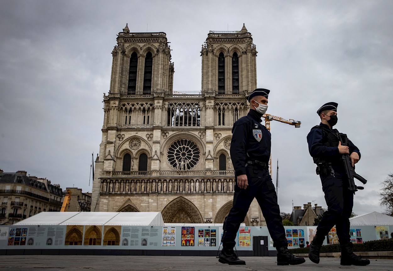 Dos policías franceses patrullan armados cerca de la Catedral de Notre-Dame, en París. EFE/EPA/IAN LANGSDON