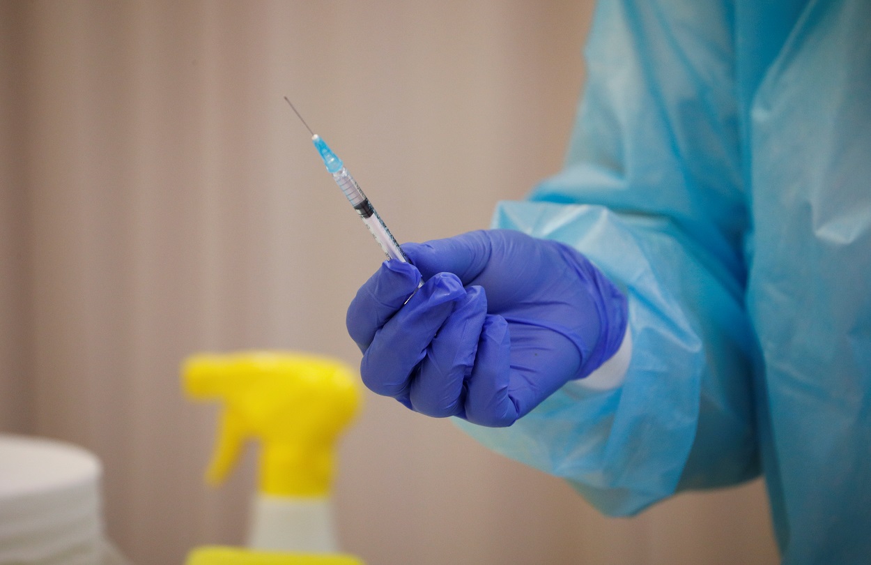 Una enfermera sostiene una jeringuilla con una dosis de la vacuna contra la covid-19, en Lleida. REUTERS/Albert Gea
