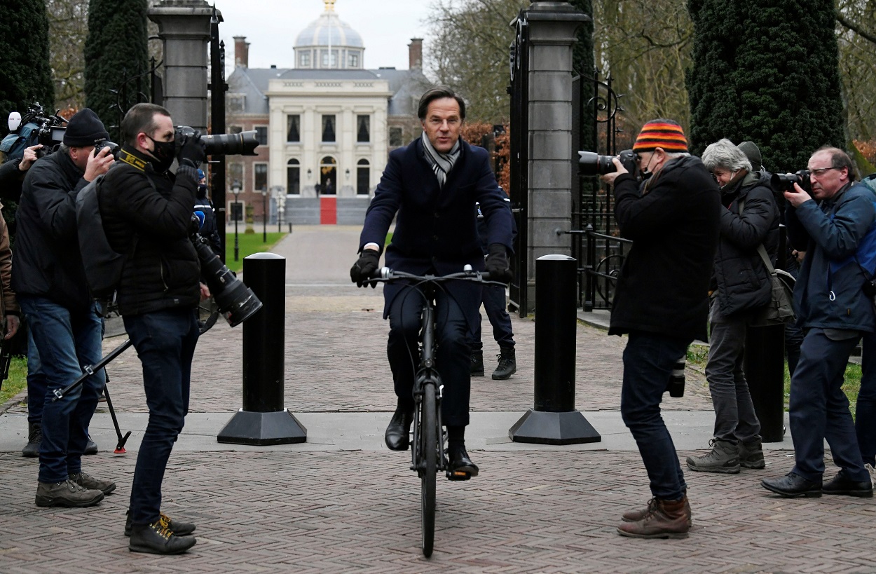 El primer ministro dimitido holandés, Mark Rutte, sale montado en bicicleta del Palacio Real, en La Haya, el pasado viernes. REUTERS/Piroschka van de Wouw