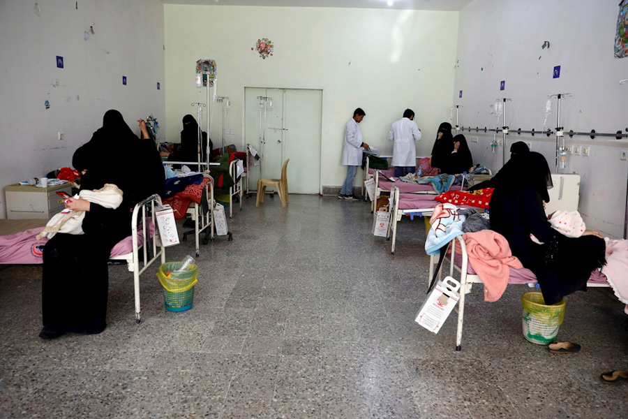 Médicos y madres yemeníes atienden a niños con problema de malnutrición en un hospital en Sanaía. - EFE