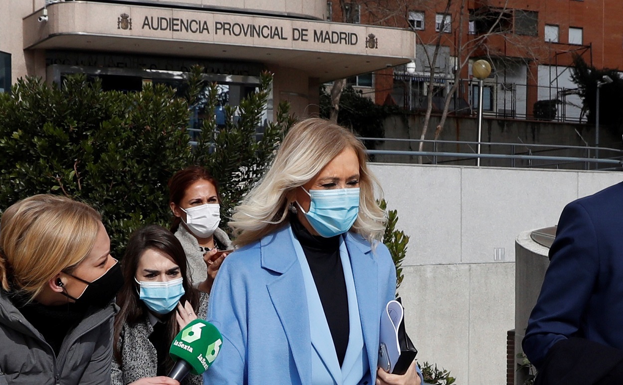 La expresidenta de madrileña Cristina Cifuentes sale de la Audiencia Provincial de Madrid, después de que se hiciera pública su absolución en el caso Máster. EFE/J.J. Guillén