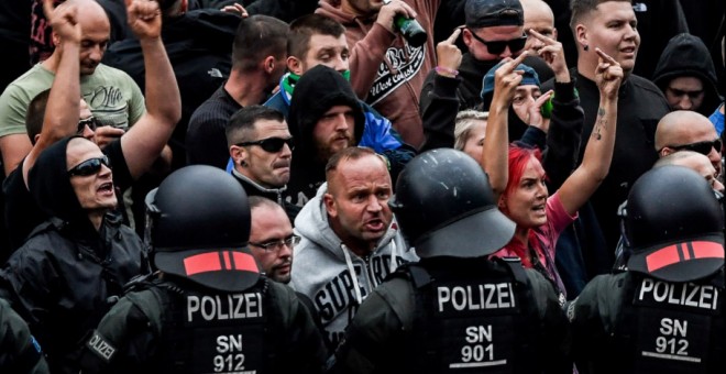 Manifestantes de extrema derecha increpan a la Policía alemana durante una manifestación el pasado verano en Chemnitz, Alemania. /EFE