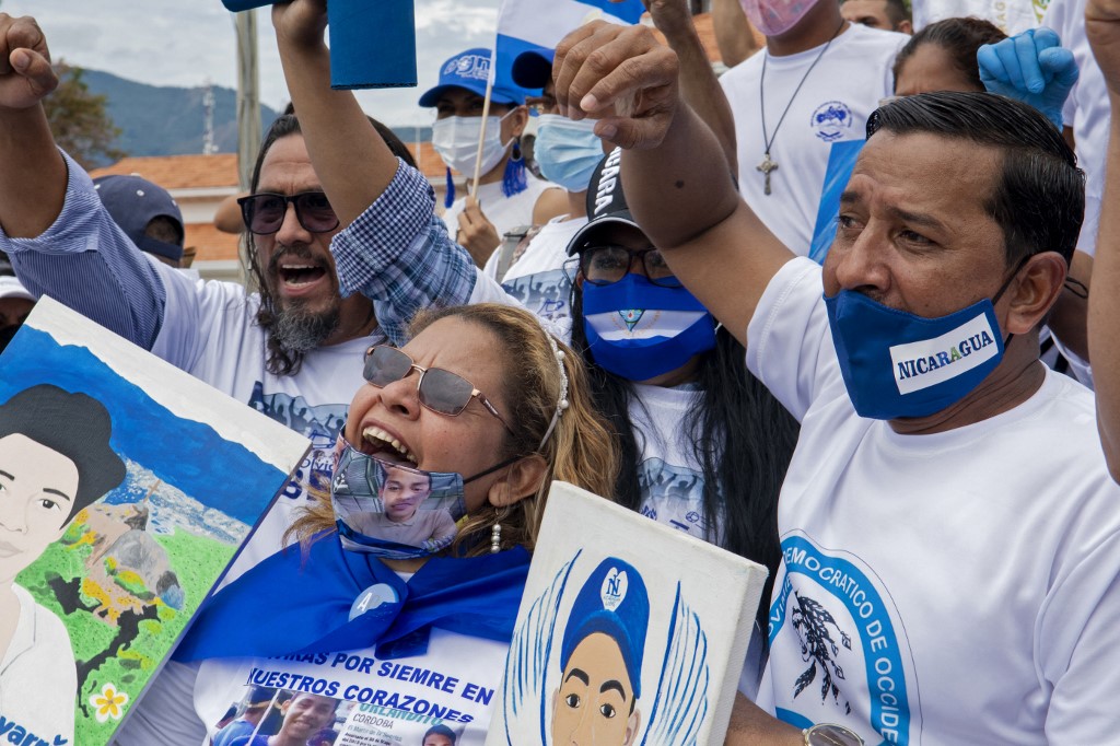 Nicaraguenses residentes en Costa Rica durante una reciente protesta contra Daniel Ortega.- AFP