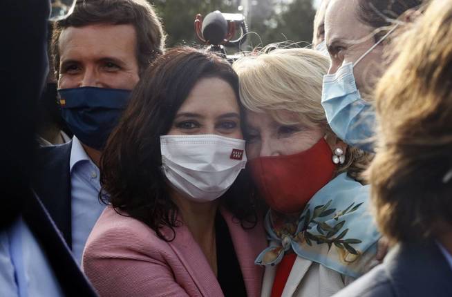 Casado, Ayuso y Aguirre, en el mitin del cierre de campaña del PP en Madrid. EFE