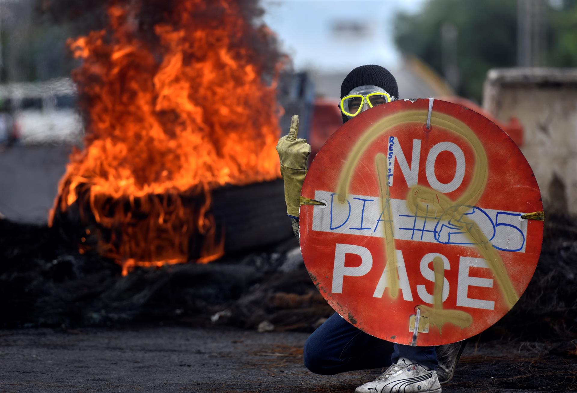 Un manifestante sostiene un aviso durante una protesta reciente en Cali (Colombia).- ERNESTO GUZMÁN / EFE