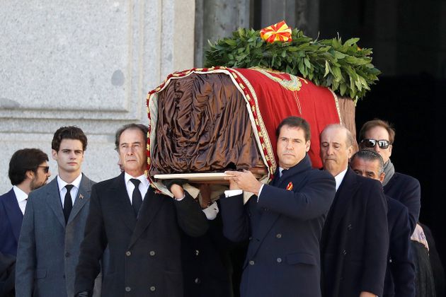 Los familiares de Franco encabezan la comitiva familiar que porta el féretro con los restos mortales del dictador tras su exhumación en octubre de 2019. EFE
