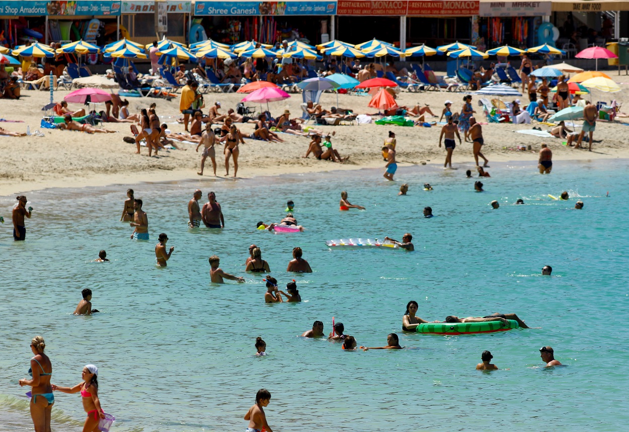 Turistas bañándose en la playa de Amadores, al sur de la isla de Gran Canaria. REUTERS/Borja Suarez