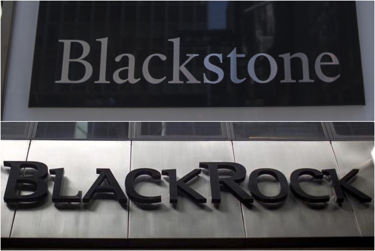 Los logos de las gestoras de fondos Blackstone y BlackRock, en sus respectivas sedes en Nueva York.