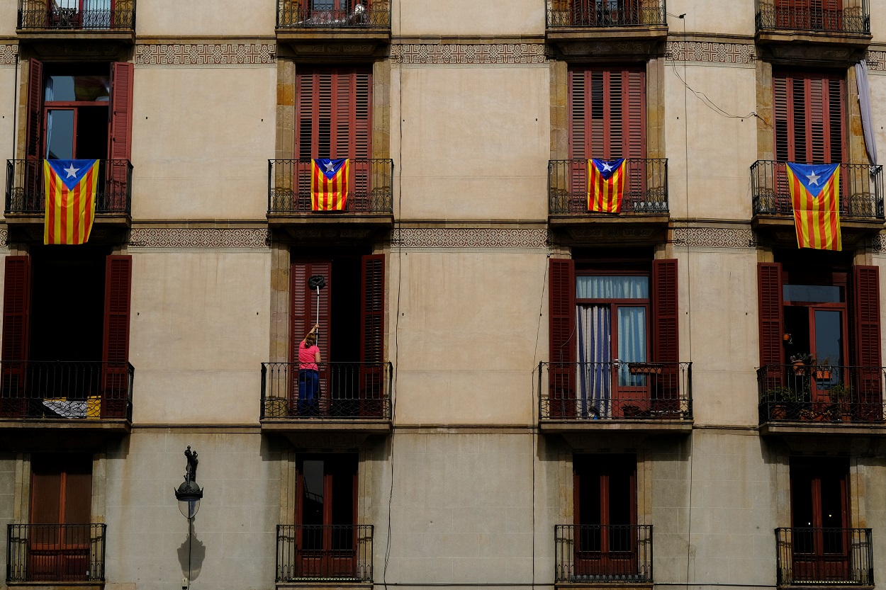 Balcones con esteladas en Barcelona, cerca de la Plaza de Sant Jaume, donde está el Palau de la Generaliltat. REUTERS/Nacho Doce