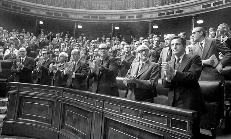 Miembros del Gobierno aplauden, de pie, el 14 de octubre de 1977, tras haber sido aprobada la proposición de Ley sobre Amnistía, con 296 votos a favor, 2 en contra, 18 abstenciones y 1 voto nulo. EFE