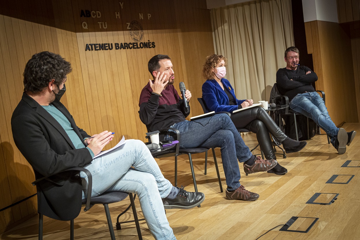 Pablo Iglesias, Ester Capella y Xavi Domènech, durante el debate en el el Ateneu Barcelonès. MONTSE GIRALT