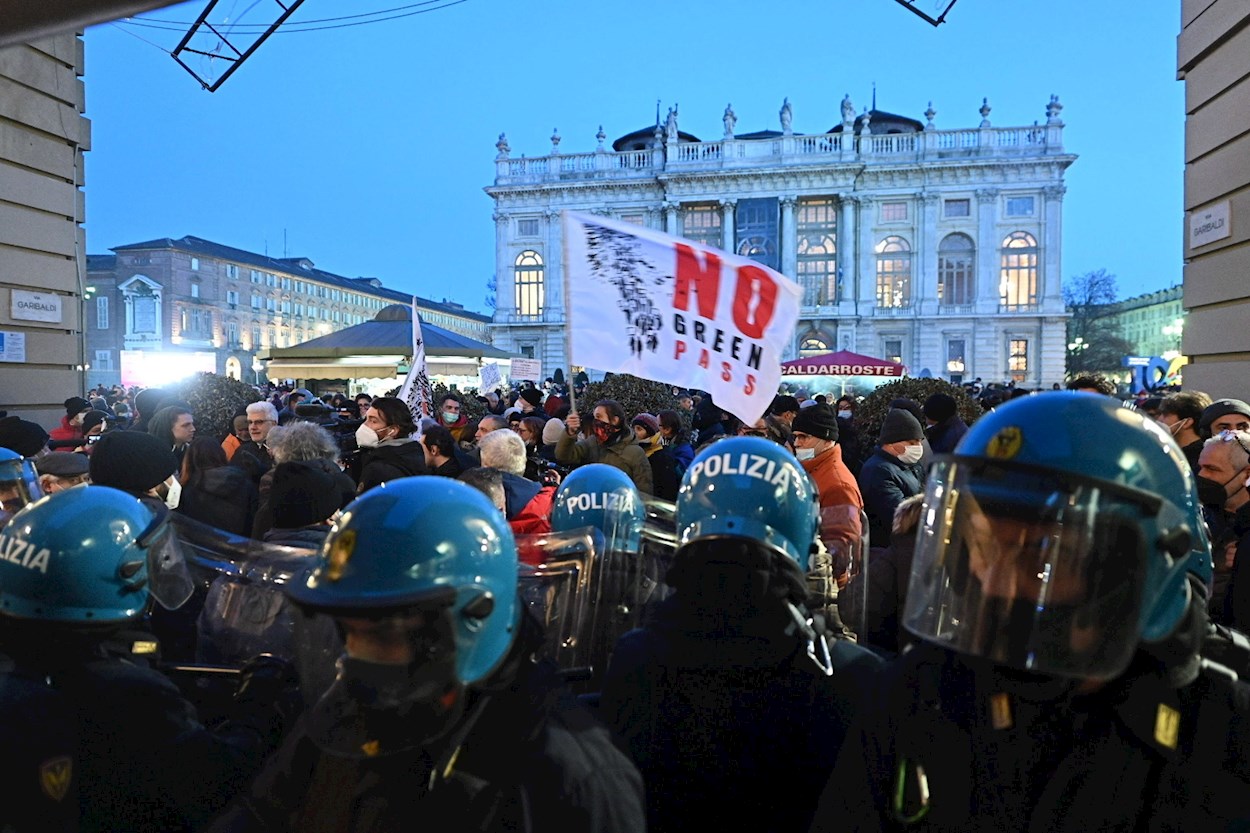 08/01/2022.- La Policía italiana se enfrenta a los manifestantes que protestan contra el Pasaporte Covid de la UE (Green Pass), en Turín, Italia. EFE/Alessandro Di Marco