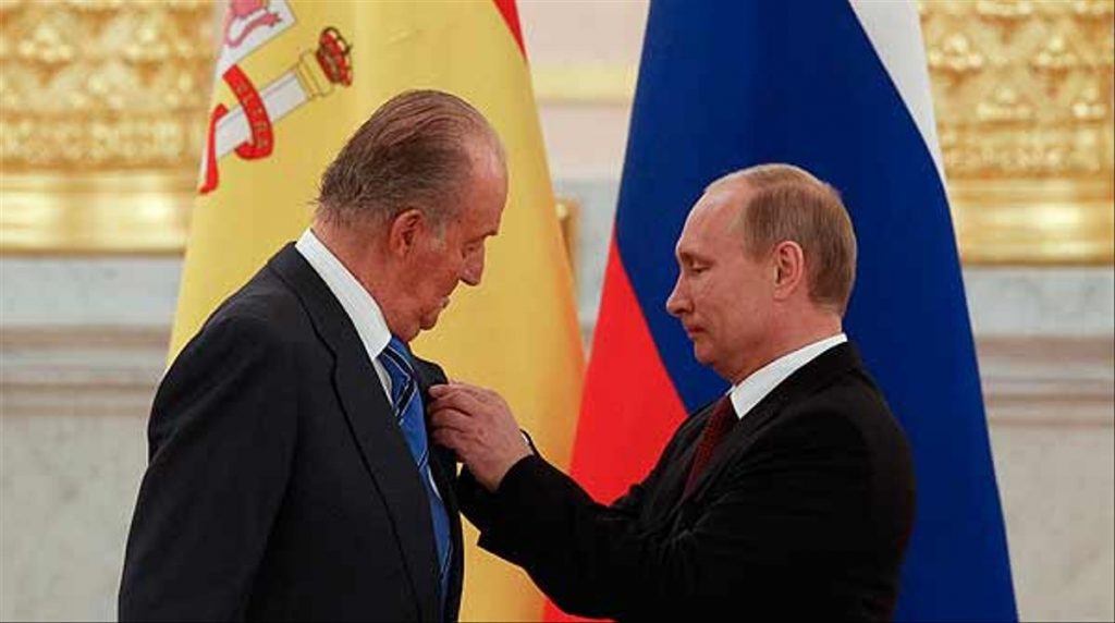 El rey de España, Juan Carlos I, recibe del presidente ruso, Vladímir Putin, su condecoración como Premio Estatal de Rusia en 2012. ATLAS