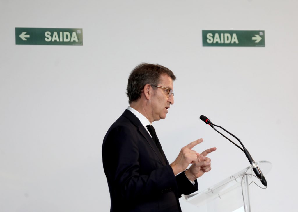 El presidente del PP de Galicia y de la Xunta, Alberto Núñez Feijoo, en una comparecencia ante la prensa, en Santiago de Compostela. EFE/Xoán Rey.