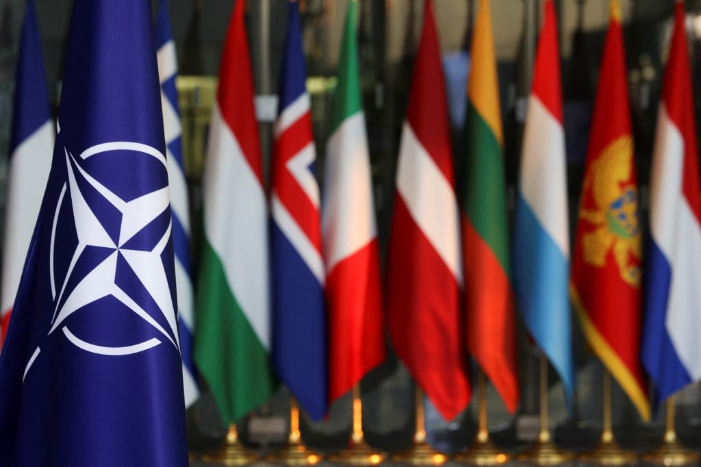 La bandera de la OTAN y la de los países miembros en su sede en Bruselas. REUTERS/Yves Herman