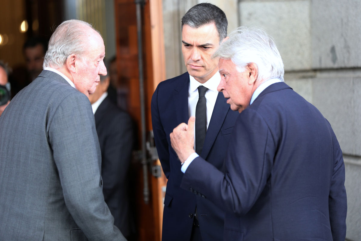El rey Juan Carlos junto a Pedro Sánchez y Felipe González en el entierro de Rubalcaba.- EUROPA PRESS