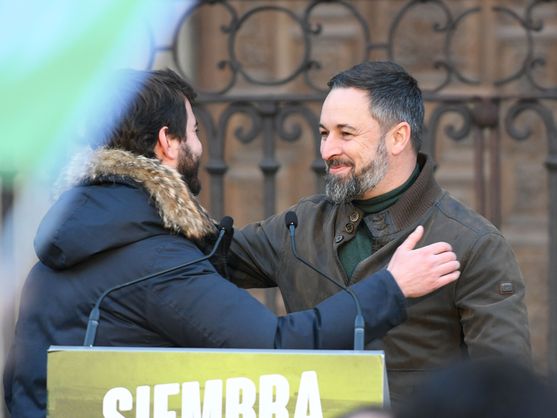Santiago Abascal, líder de Vox (d), y Juan García-Gallardo, vicepresidente de la Junta de Castilla y León, durante la campaña electoral en la comunidad.-EFE