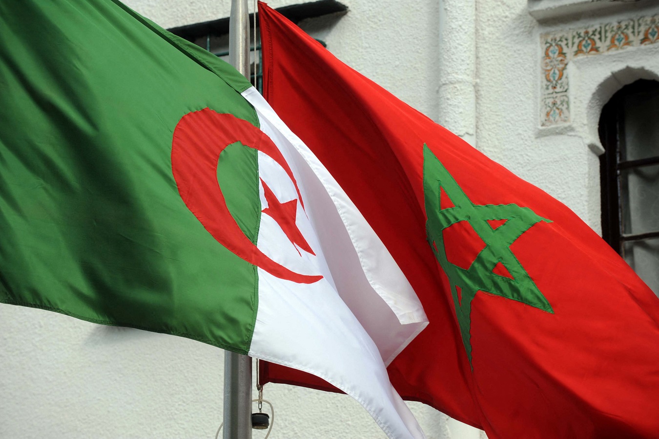 Las banderas de Argelia (i.) y Marruecos (d.). AFP
