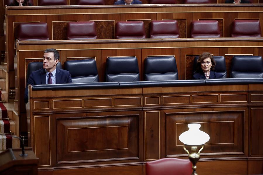 Fotografía de marzo de 2020 del presidente del Gobierno, Pedro Sánchez, con la entonces vicepresidenta primera del Ejecutivo, Carmen Calvo, en el Pleno del Congreso. E.P.