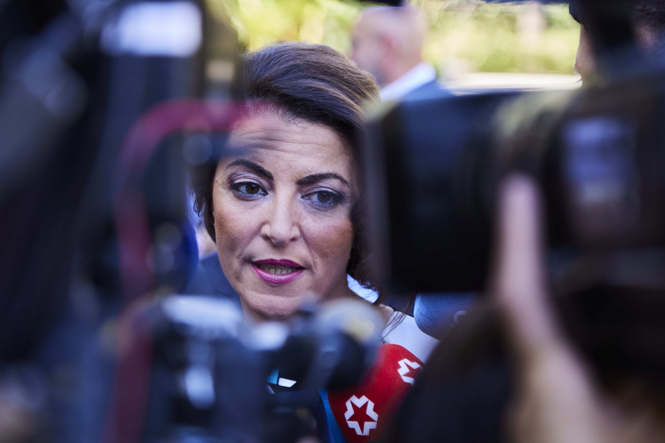 La ex diputada de Vox Macarena Olona atiende a los medios de comunicación antes de acceder a un acto en Sevilla. E.P./ Joaquin Corchero