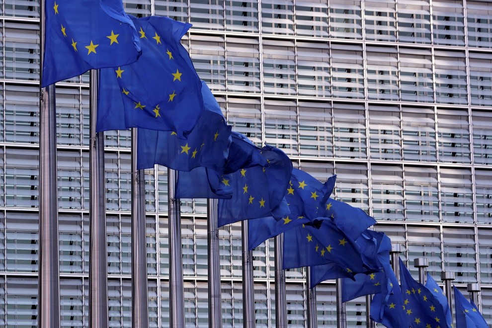 Banderas de la Unión Europea ondean frente a la sede de la Comisión Europea en Bruselas. -REUTERS/Yves Herman.