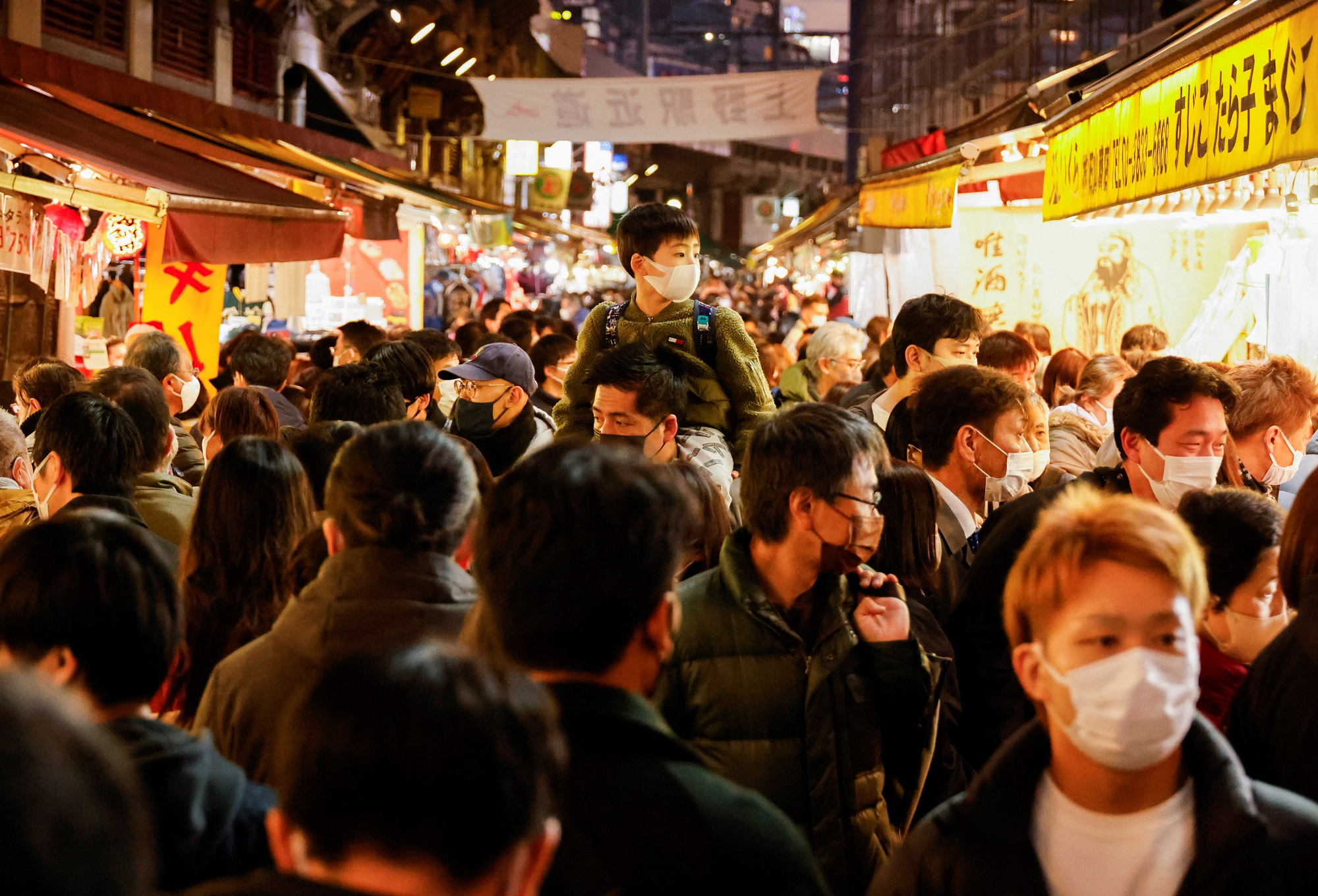 Decenas de personas se agolpan en el distrito comercial de Ameyoko, que es el mercado de comida callejera más grande de Tokio, a 29 de diciembre de 2022. -REUTERS / Issei Kato