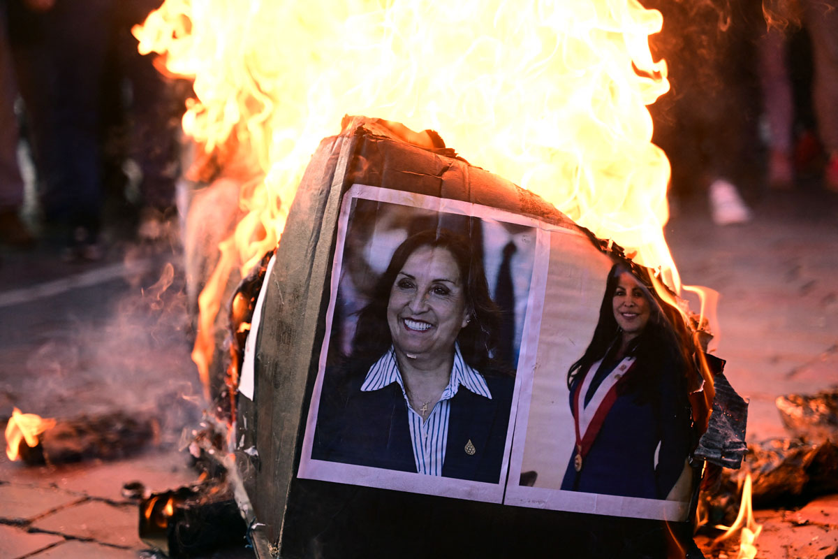 Los partidarios del derrocado presidente de Perú, Pedro Castillo, prendieron fuego a un ataúd falso de la presidenta Dina Boluarte, durante una protesta en la Plaza de Armas de Cusco, Perú, el 20 de diciembre de 2022.- AFP