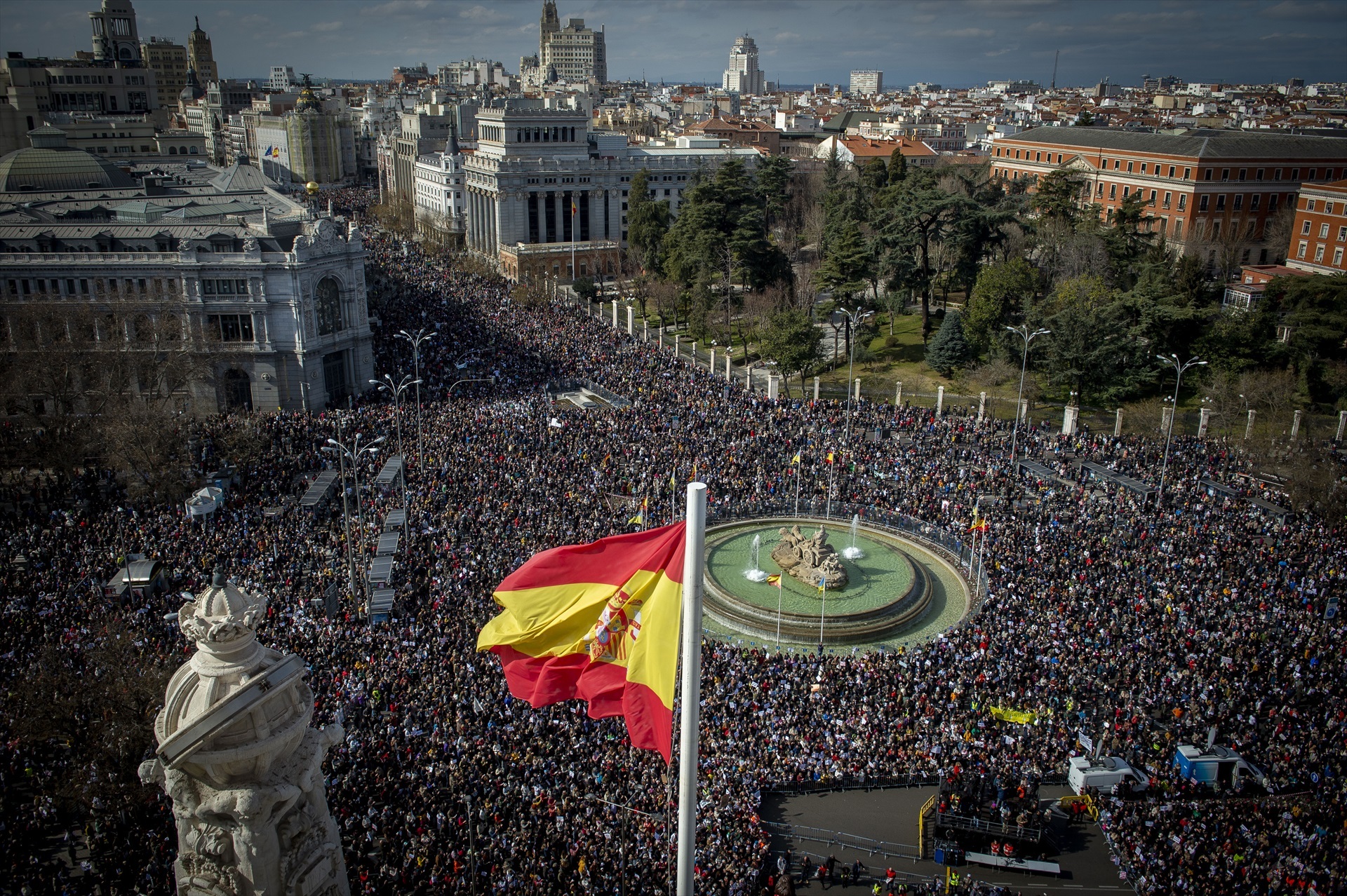 Miles de personas se manifiestan contra el desmantelamiento de la Sanidad Pública, en la protesta bajo el lema 'Madrid se levanta y exige una Sanidad pública', en la Plaza de Cibeles en Madrid (España). Foto: Juan Barbosa / Europa Press