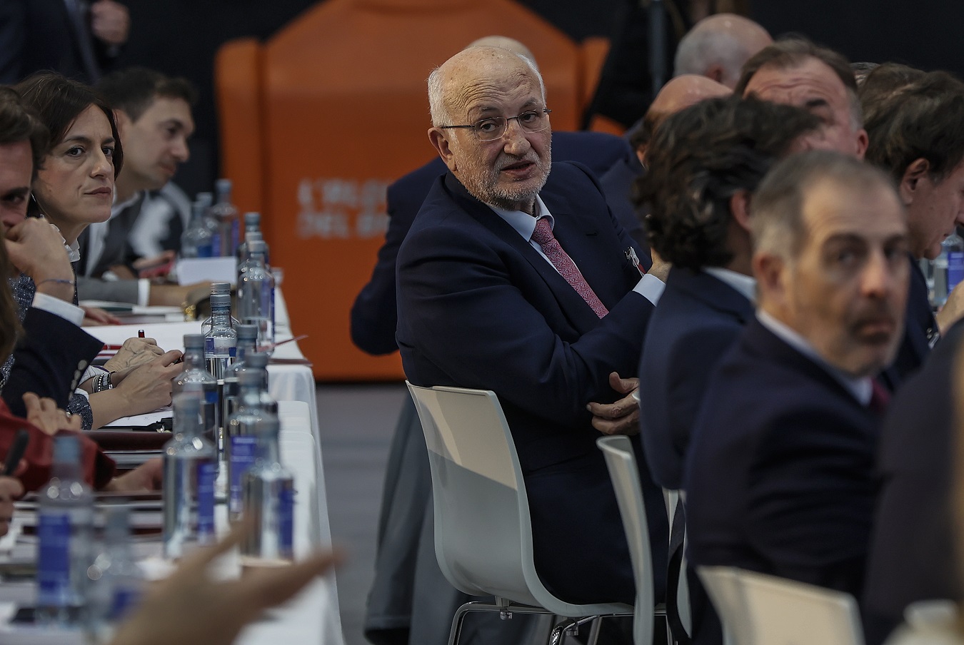 El presidente y máximo accionista de Mercadona, Juan Roig (c), durante la asamblea general de la patronal valenciana AVE, en Valencia. E.P./Rober Solsona