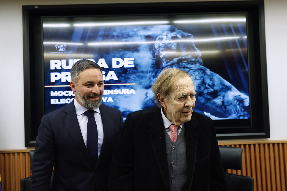 Ramón Tamames, acompañado por el líder de Vox, Santiago Abascal. - EFE / Javier Lizón.