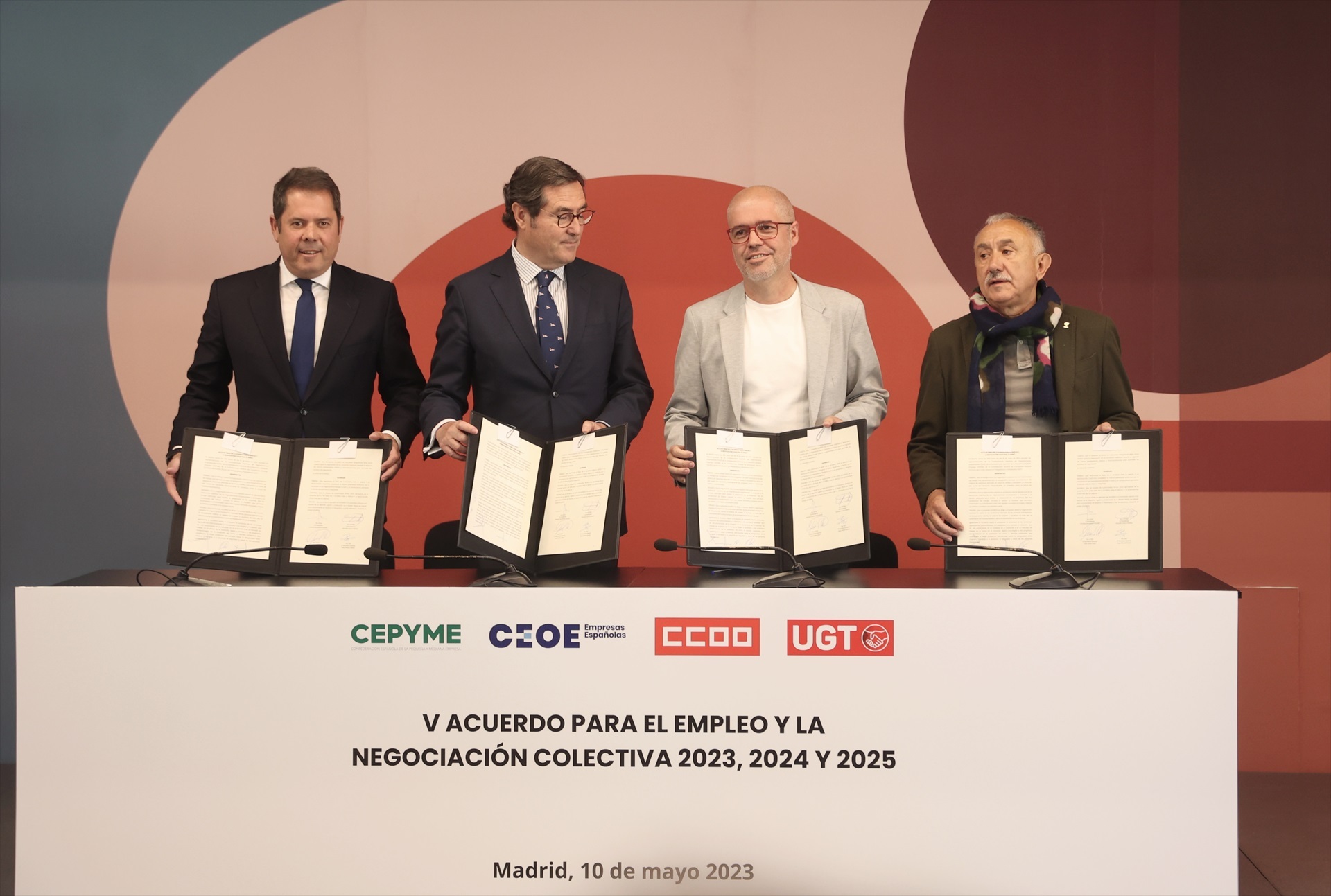 Los presidentes de CEOE y CEPYME, Antonio Garamendi (2i)y Gerardo Cuerva (1i), y los secretarios generales de UGT y CCOO, Pepe Álvarez (1d) y Unai Sordo "d), respectivamente, firman el V Acuerdo para el Empleo y la Negociación Colectiva (AENC), en el Círculo de Bellas Artes, a 10 de mayo de 2023, en Madrid (España). Foto: Ricardo Rubio / Europa Press
