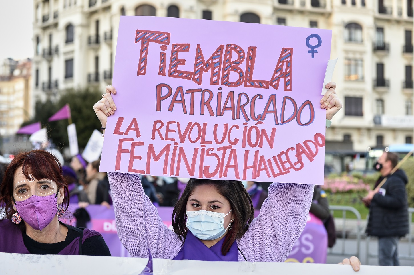 Una mujer sostiene una pancarta en una manifestación del 8M de 2022 en Santander. E.P./Juan Manuel Serrano Arce