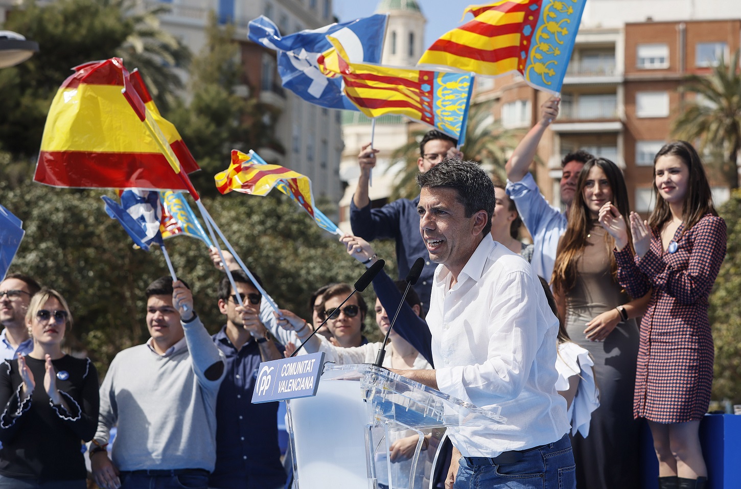 El ahora presidente de la Comunidad valenciana, Carlos Mazón, en un mitin de la pasada precampaña electoral del 28M, entre banderas españolas y valencianas. E.P./Rober Solsona