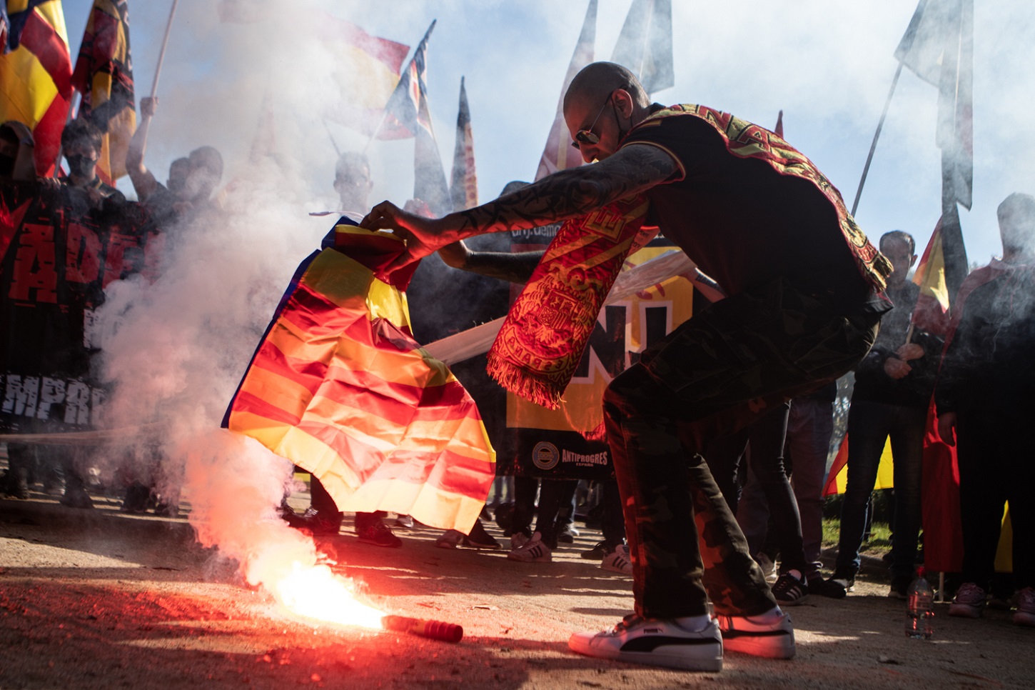 Imagen de archivo de una manifestación neonazi en Barcelona, el día 12 de octubre, en la que se está prendiendo fuego a una bandera estelada. E.P./Marti Segura Ramoneda
