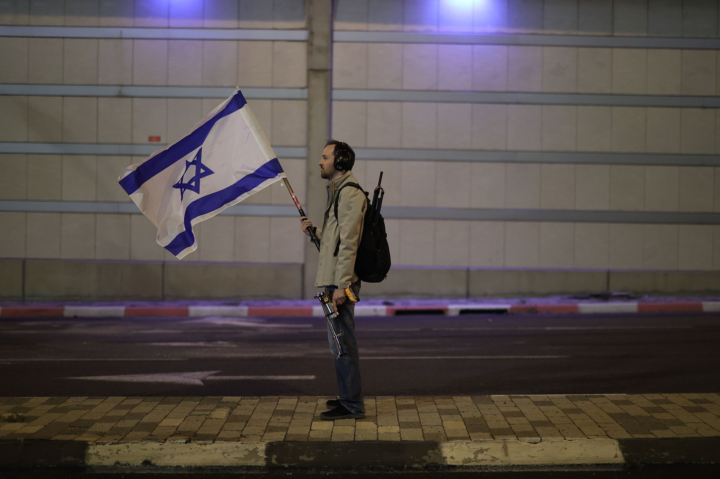 Un hombre con una bandera de Israel en una manifestación contra el gobierno de Benjamin Netanyahu, en abril pasado, en Tel Avid. E.P./Ilia Yefimovich/dpa