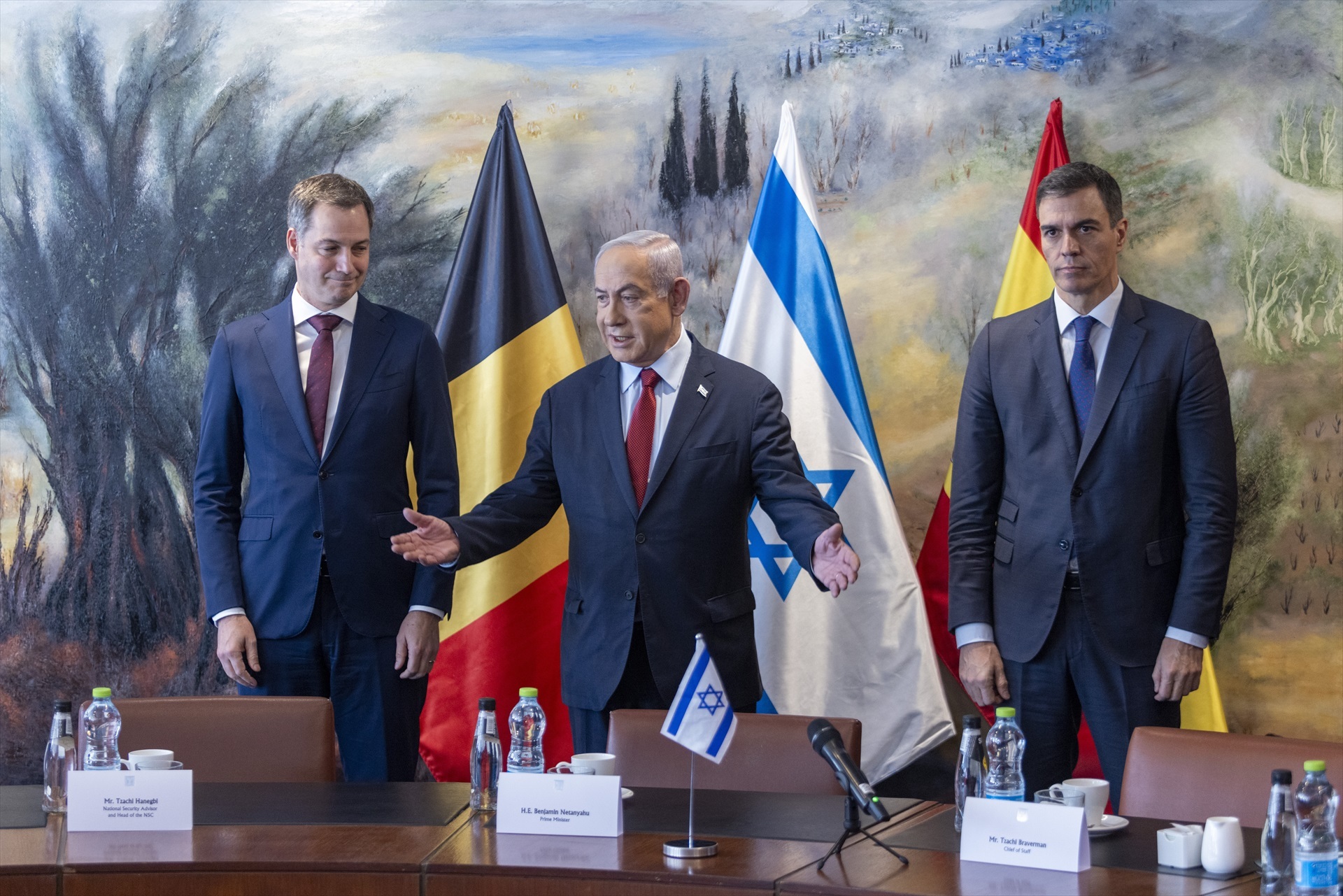 Imagen del primer ministro belga, Alexander De Croo (i), el primer ministro israelí, Benjamín Netanyahu (c), y el primer ministro español, Pedro Sánchez (d), durante su reunión el 23 de noviembre de 2023.- Europa Press