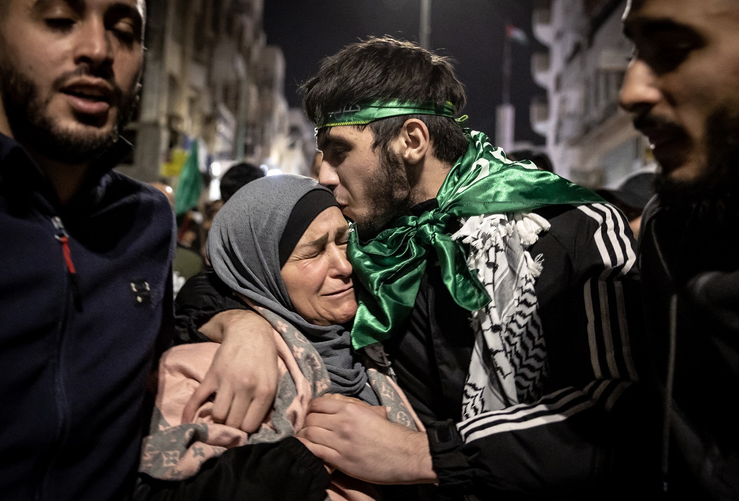 Un prisionero palestino abraza a su madre después de ser liberado a cambio de rehenes israelíes liberados por Hamás, en Ramallah, en la Cisjordania ocupada. AFP/FADEL SENNA