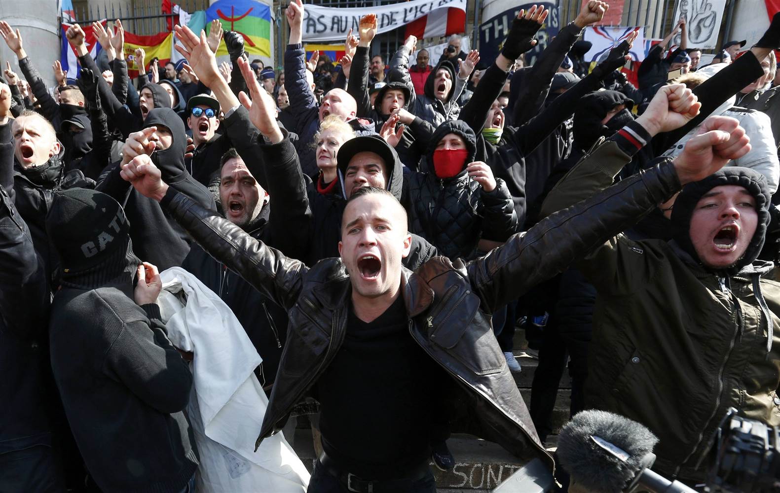 Manifestantes de extrema derecha en Bruselas. REUTERS