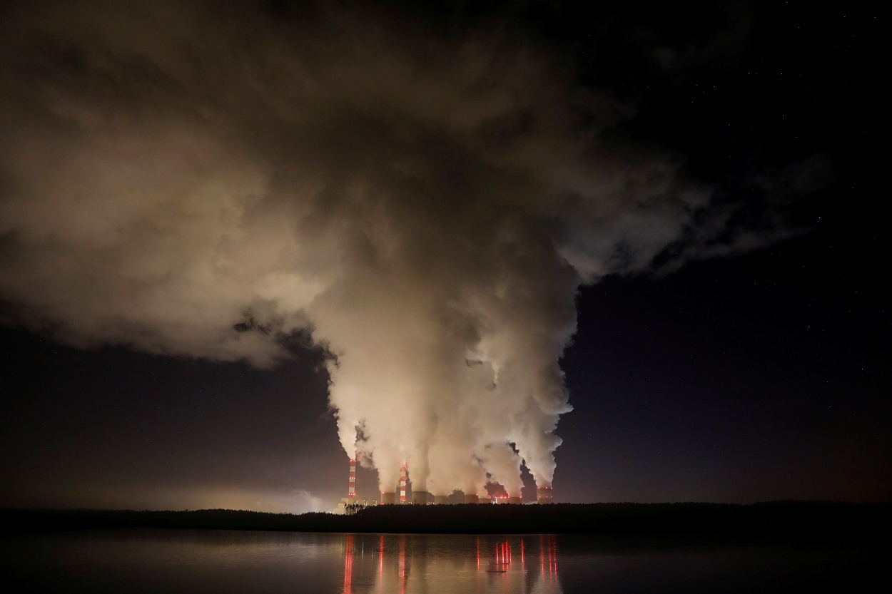 Columnas de humo y vapor se desprende de la planta eléctrica de Belchatow, la mayor central de carbón de Europa, operada por PGE Group, cerca de Belchatow, en Polonia. REUTERS/Kacper Pempel