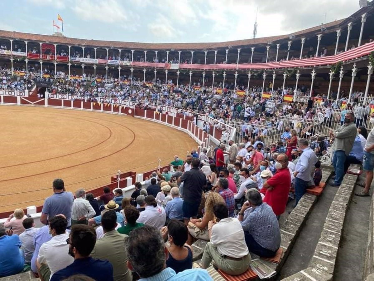 Público en una corrida de toros de la Feria Taurina de Begoña, en la plaza de toros de Gijón. E.P./ANADEL